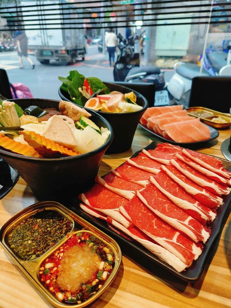 永和美食。饗食鍋。超特色一人獨食火烤兩吃鍋。平價小火鍋自助吧 永和美食。饗食鍋。超特色一人獨食火烤兩吃鍋。平價小火鍋自助吧