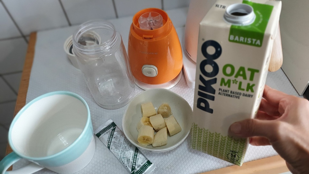 PIKOO燕麥奶製作的低熱量香蕉青汁飲品.jpg PIKOO燕麥奶製作的低熱量香蕉青汁飲品.jpg