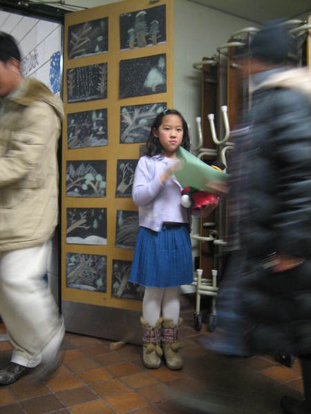 女兒在學校隆冬音樂會入口負責發節目單