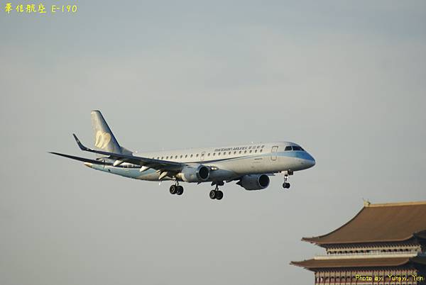 華信航空 E-190