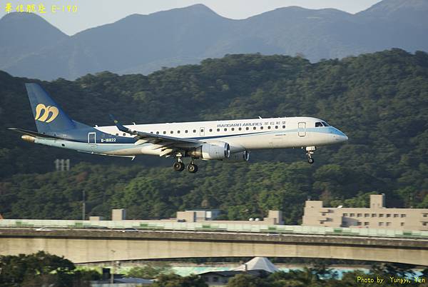 華信航空 E-190
