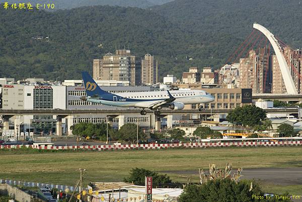 華信航空 E-190