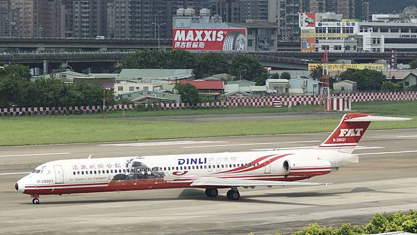 遠東航空B28021  MD82