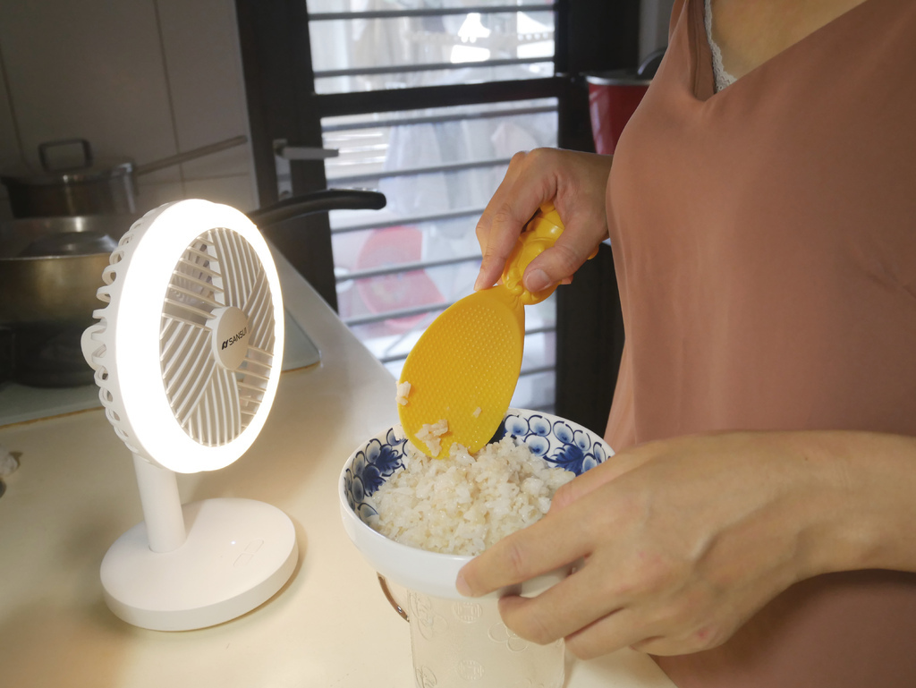 003.jpg 山水無線充電式DC風扇、LED驅蚊照明高續航力