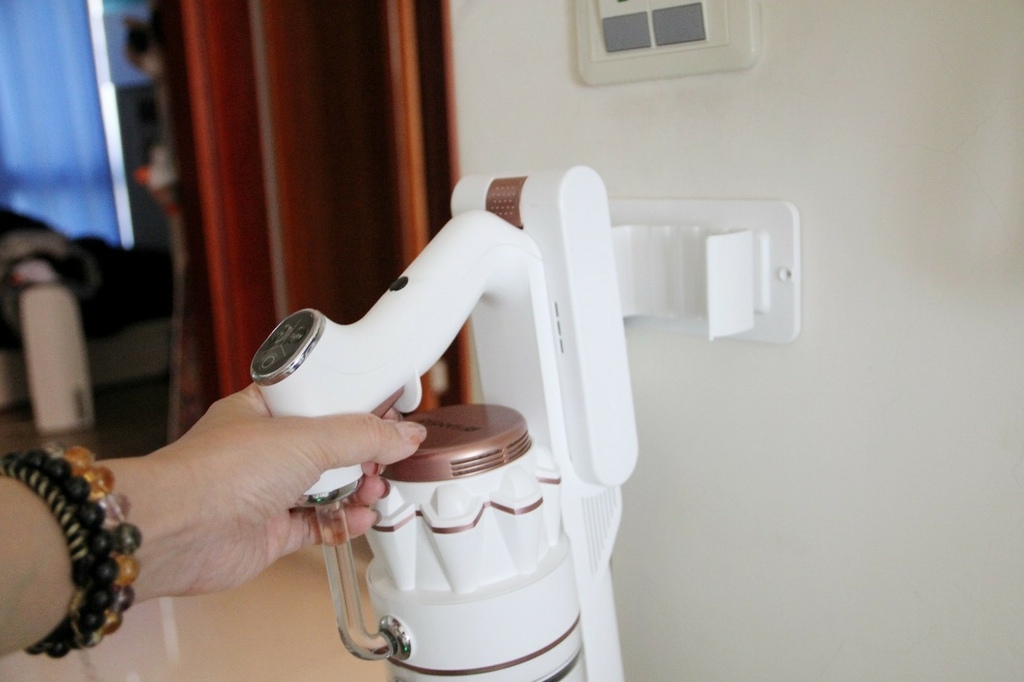 LINE_ALBUM_山水_220331_9.jpg SANSUI山水智慧偵測濕拖無線吸塵器 SVC-K720 (粉黛采)豪華大全配,8種吸頭配件,搭配4段LED變換燈吸力模式