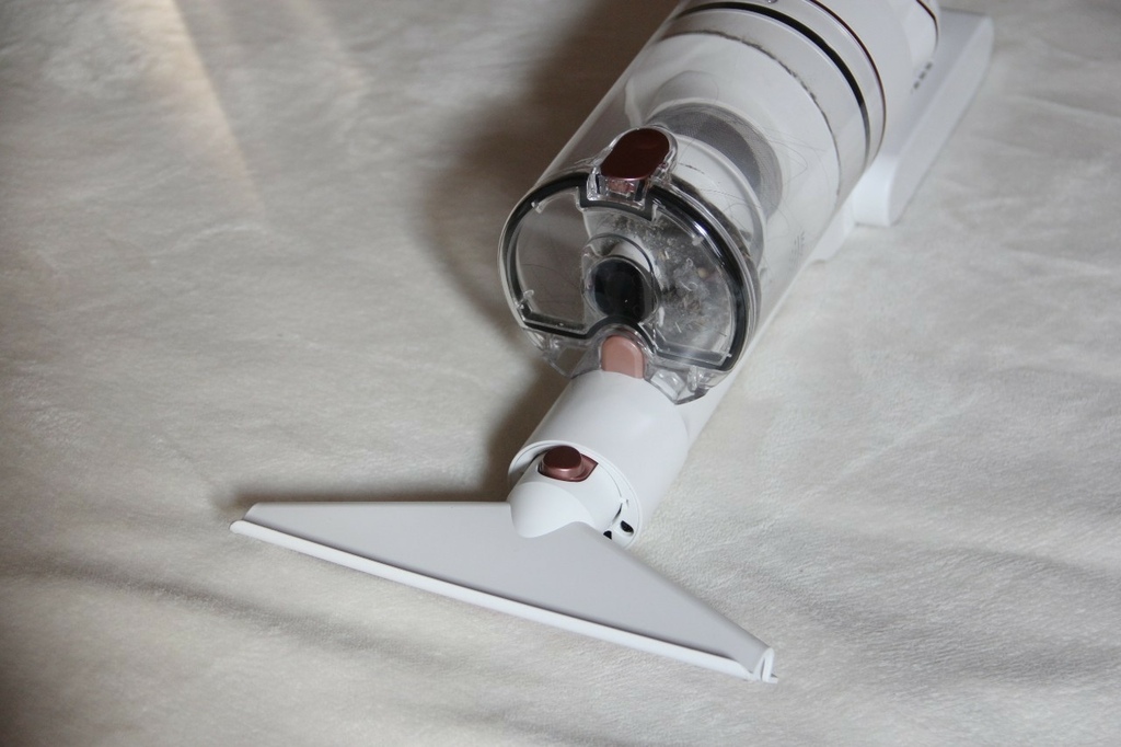 LINE_ALBUM_山水_220331_38.jpg SANSUI山水智慧偵測濕拖無線吸塵器 SVC-K720 (粉黛采)豪華大全配,8種吸頭配件,搭配4段LED變換燈吸力模式