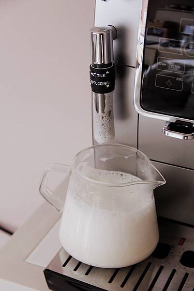 DELONGHI全球咖啡機銷售第一LatteCrema 專利極速奶泡系統4.JPG