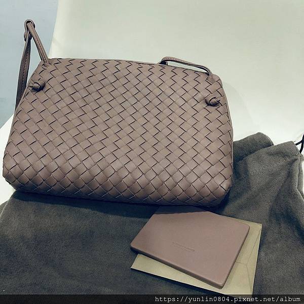 BOTTEGA VENETA 小型手工編織羊皮貝殼斜背包-1.jpg