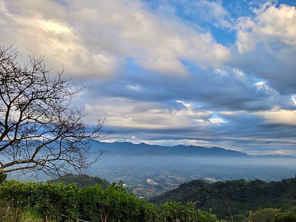 苗粟大湖露營區【桃源山城】追雲海 看壯麗山景 賞橘紅彩色夕陽