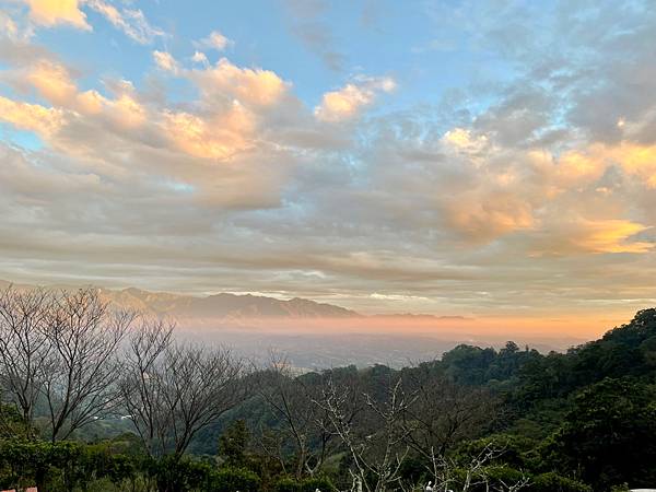 苗粟大湖露營區【桃源山城】追雲海 看壯麗山景 賞橘紅彩色夕陽