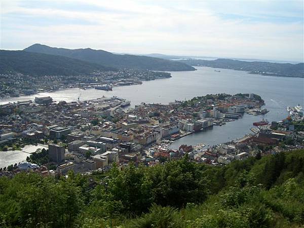 Bergen 好不容易爬到山頂，俯瞰 Bergen