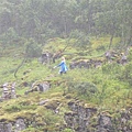 瀑布旁出現穿著傳統挪威服飾的女子隨著音樂起舞