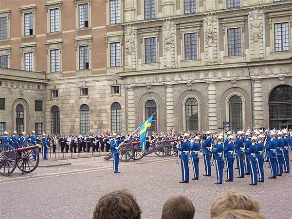 Stockholm 第二天的衛兵交接不一樣喔，因為還有軍樂表演