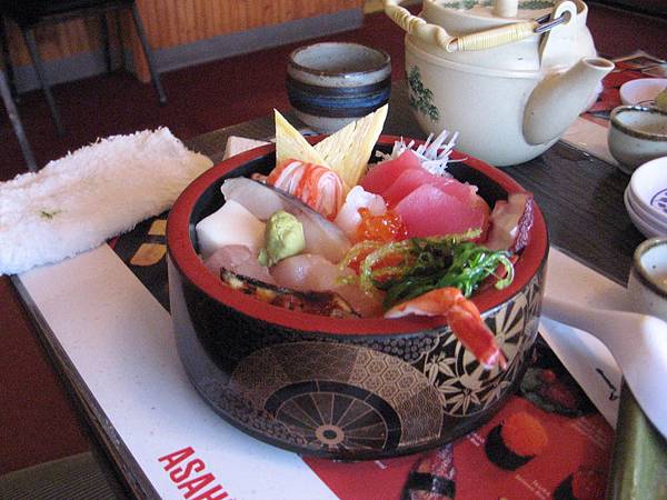 晚上張博宇和Henry吃Edoya的生魚片蓋飯