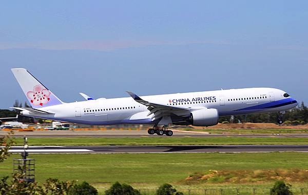 China_Airlines_A350-941_B-18901_Landing_in_TPE_2016-10-01_(cropped).jpg