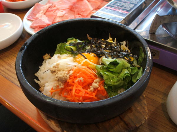 韓國傳統石鍋拌飯(攪拌前)