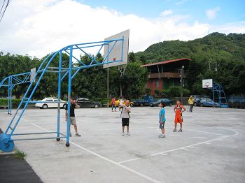 社區外面的籃球場