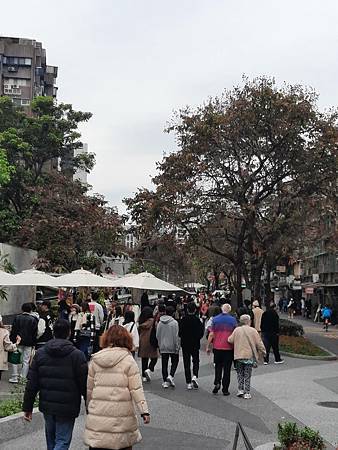 走一段赤峰街....