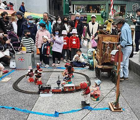 走一段赤峰街....