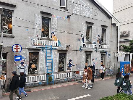 走一段赤峰街....