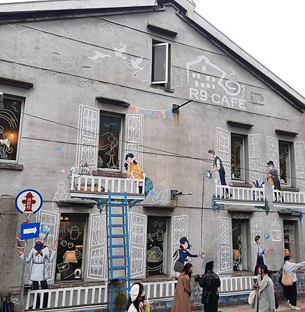 走一段赤峰街....