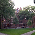 比美國歷史還悠久的哈佛大學是維多利亞式的建築