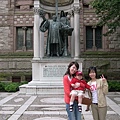 Copley Square 的雕像~小孩子是撿到的 :p