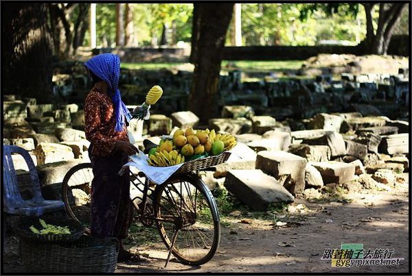 【大吳哥Angkor Thom 】辛苦賣水果的大姊.jpg