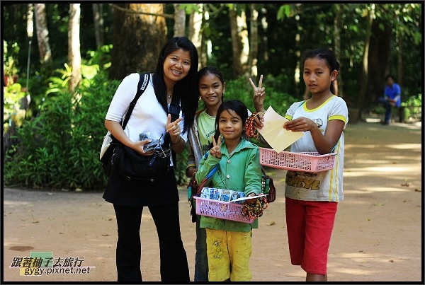 【大吳哥Angkor Thom 】賣東西的小孩.jpg