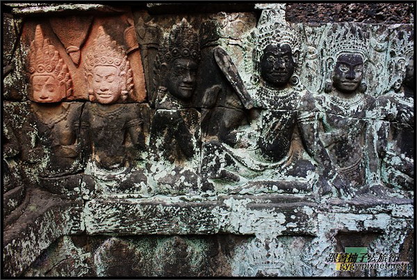 【大吳哥Angkor Thom 】Terrace of the Leper King (癩王平台) 浮雕，新舊並呈.jpg