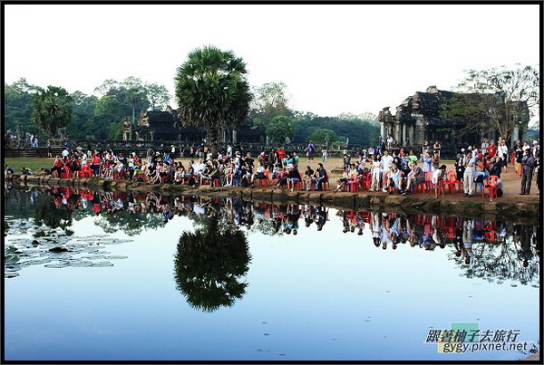 【小吳哥Angkor Wat 】拍日出的人兒.jpg