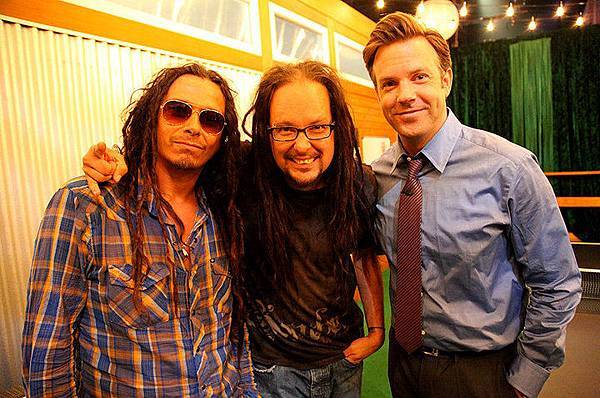 Korn and Jason Sudeikis.jpg