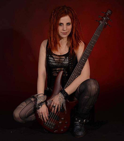 Bassistin-Sandra1.jpg