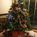超美麗耶誕樹，樹下好的禮物和爛的禮物交雜在一起