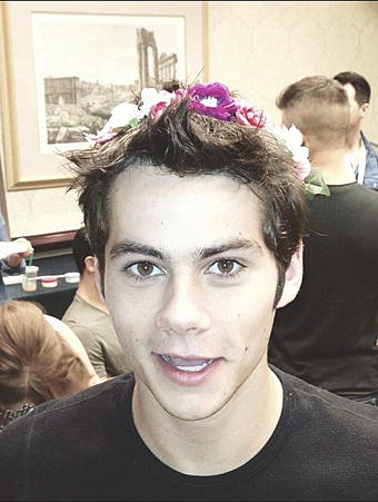 Teen_Wolf_Season_3_Behind_the_Scenes_SDCC_Dylan_O'Brien_Flower_Crown_MTV_Official_Twitter.png