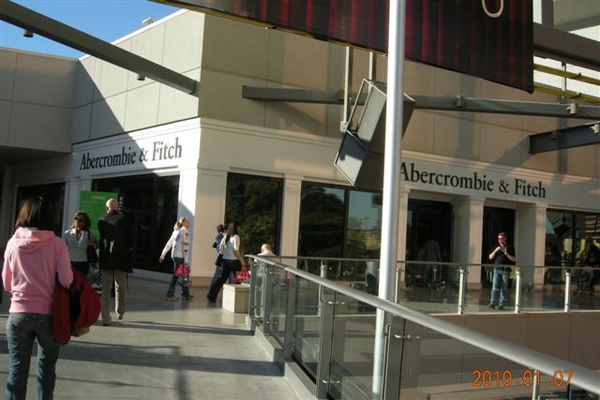 Abercrombie 是第一家， 進去mall天還亮著 