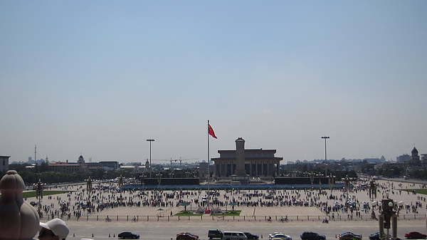 上天安門看外面廣場 對面紀念碑後面是毛主席紀念堂