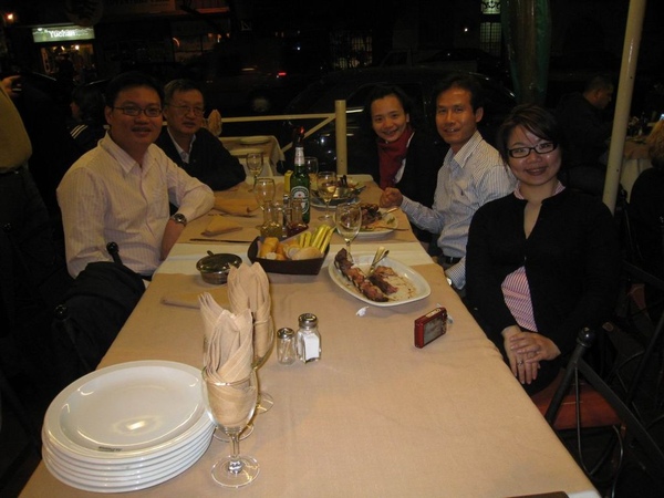 我們和新加坡父子 還有恐怖愛摸摸的南韓代表一起晚餐