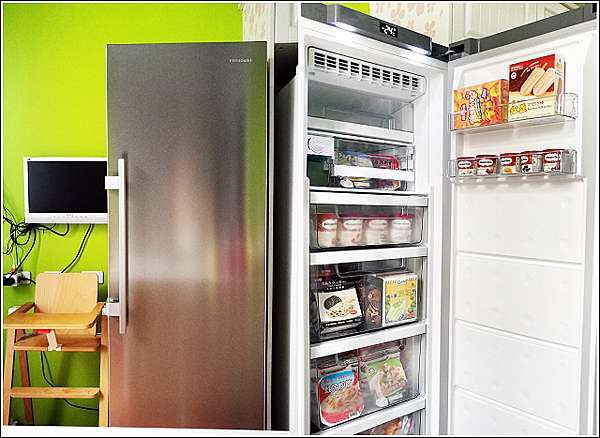 生活 誰說冷凍櫃又醜又耗電 美國frigidaire 260l低溫無霜冷凍櫃 立式超美型窄身大容量 環保冷媒超省電 原來冷凍櫃也可以這麼時尚又節能