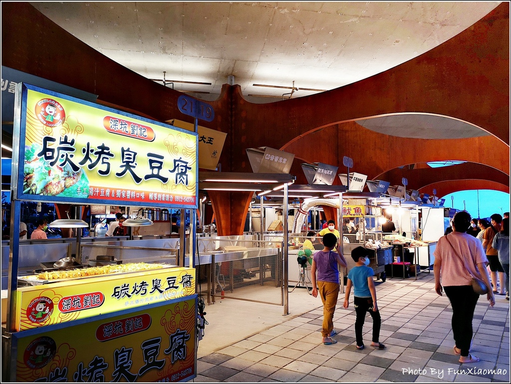 新竹 南寮漁港 波光市集 網美打卡新景點 波浪造型屋頂 半開放式空間 灰色調混擬土與木質混和建材 營造出黃金沙灘的色調 入夜後燈光加持顯得更加迷人 提供遊客有更乾淨衛生與舒適的消費環境