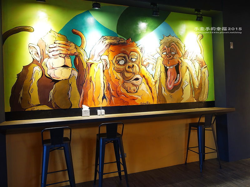 two monkeys151206002 two monkeys151206002