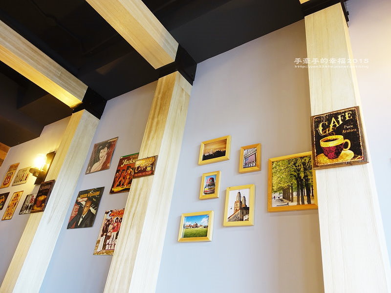 two monkeys151206003 two monkeys151206003