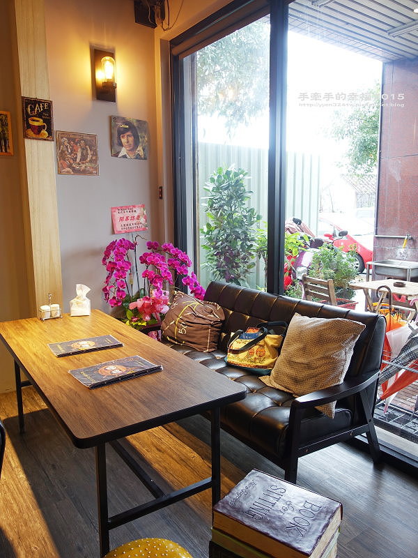 two monkeys151206004 two monkeys151206004