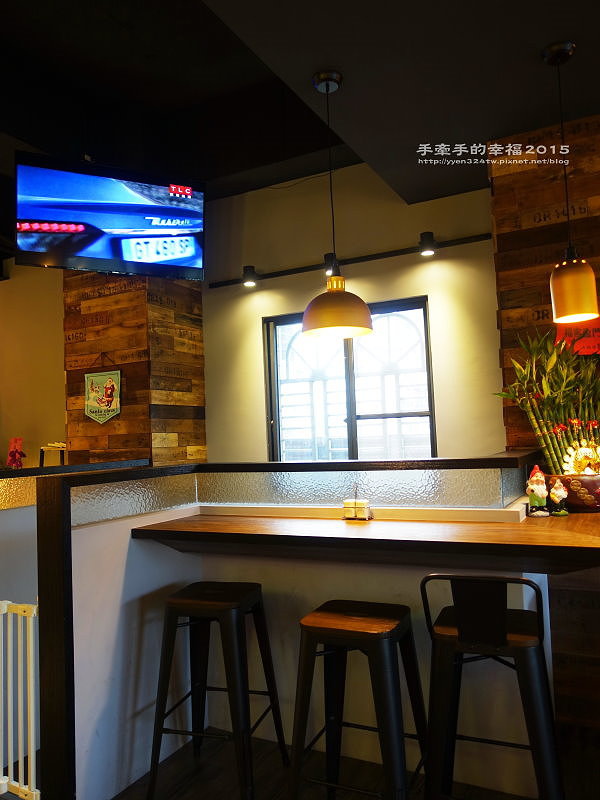 two monkeys151206006 two monkeys151206006