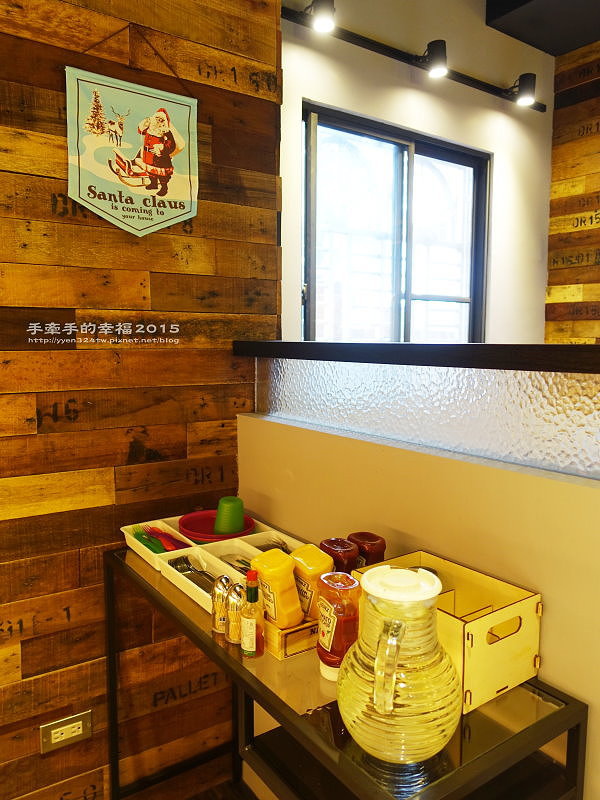 two monkeys151206007 two monkeys151206007