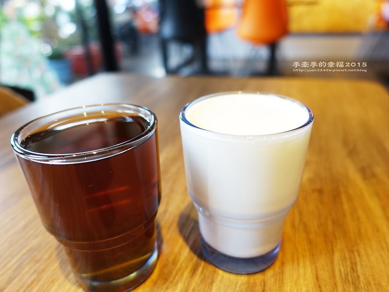 two monkeys151206020 two monkeys151206020