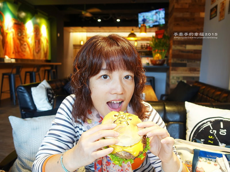 two monkeys151206029 two monkeys151206029