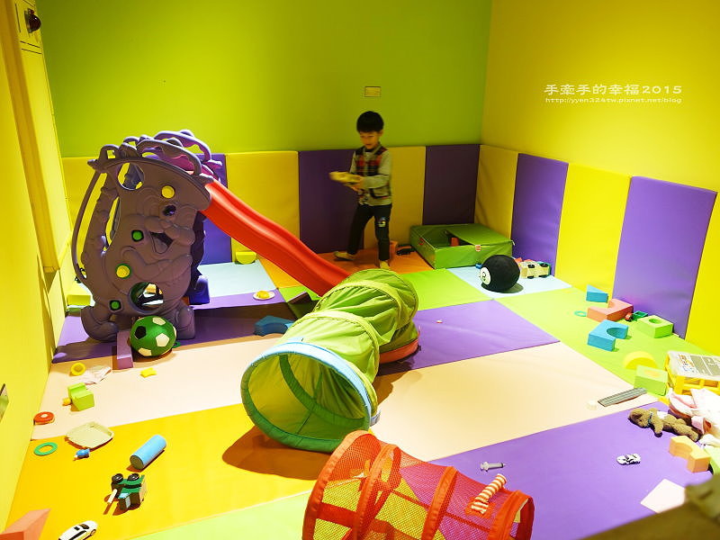 two monkeys151206037 two monkeys151206037