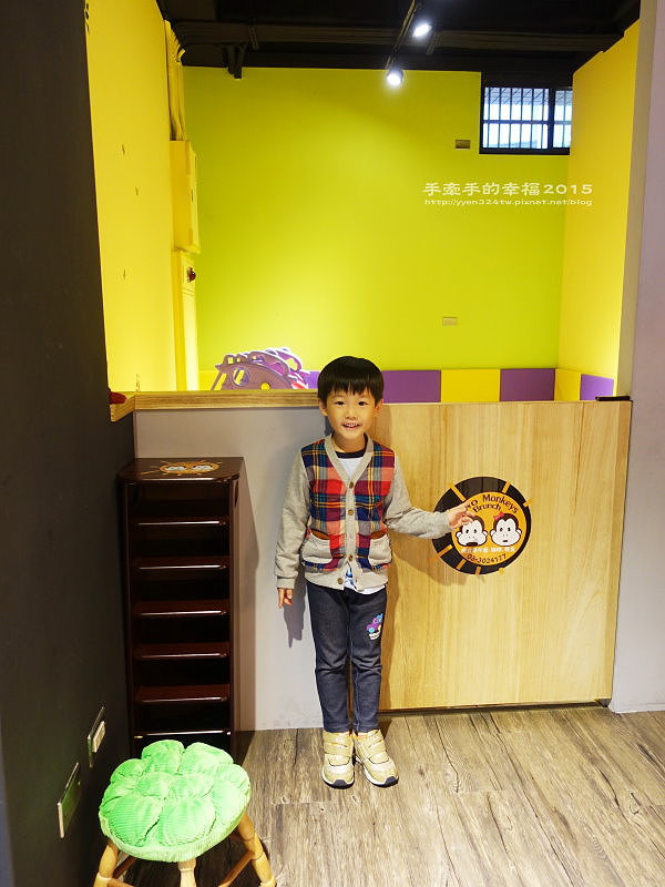 two monkeys151206036 two monkeys151206036