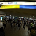 在夭壽人多的新宿站穿梭，我真的在東京了耶！